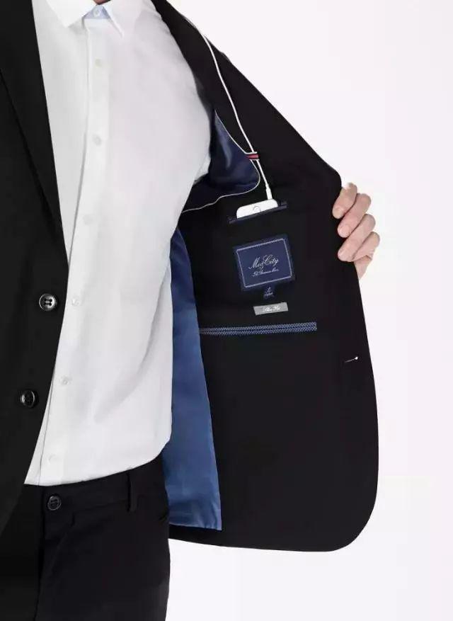 外侧下方口袋西服外侧口袋很大而且在中下部,用来放松,软,薄的物品,但