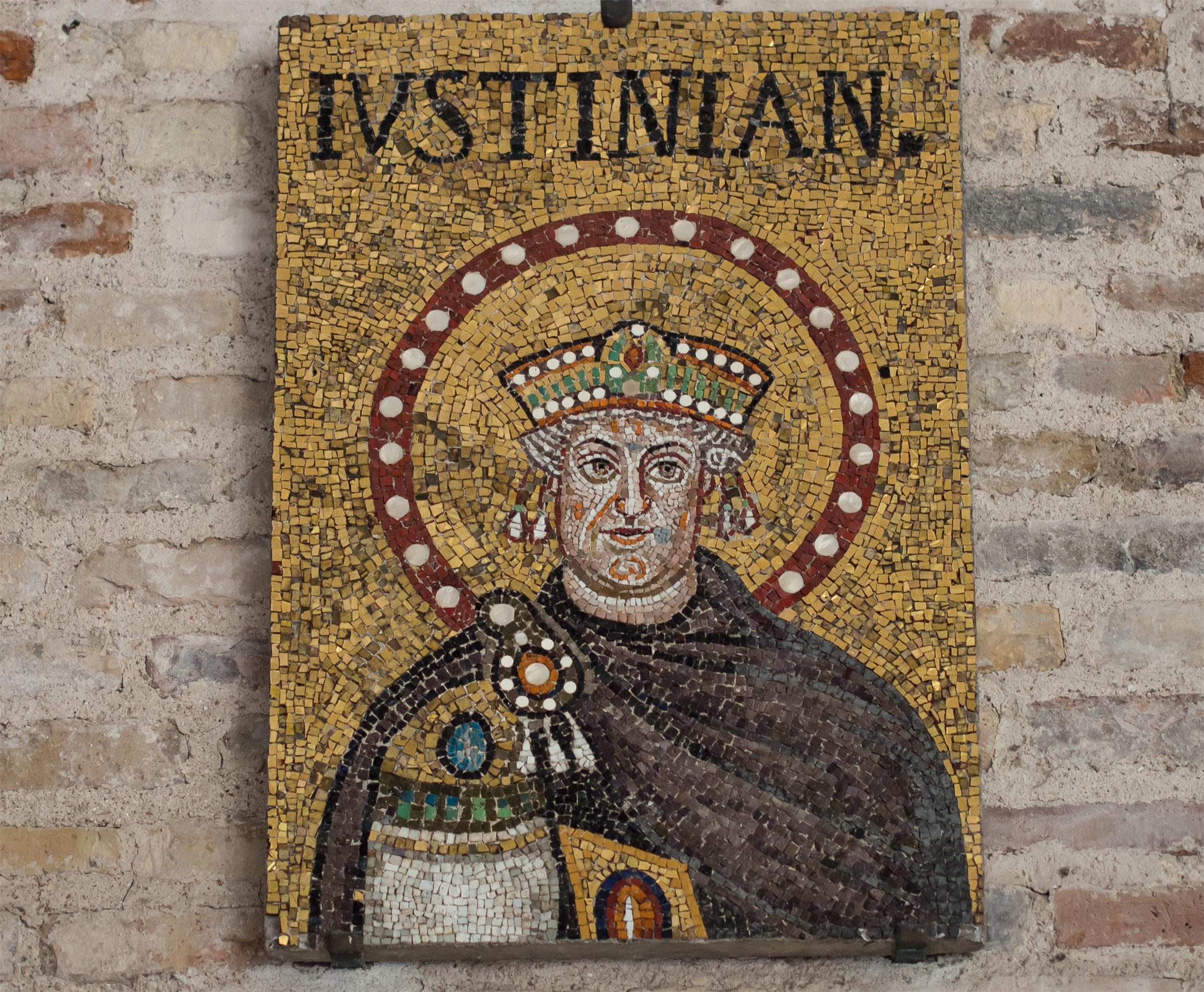 世界文化遗产拉文纳古迹中的马赛克克拉塞的圣阿波利纳雷教堂两列男女