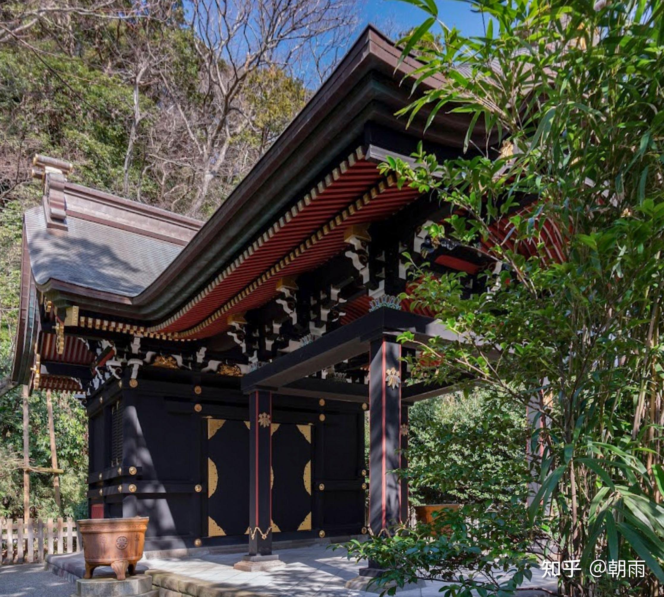 前面是唐破风造的向拜,后面是切妻造流造的「本