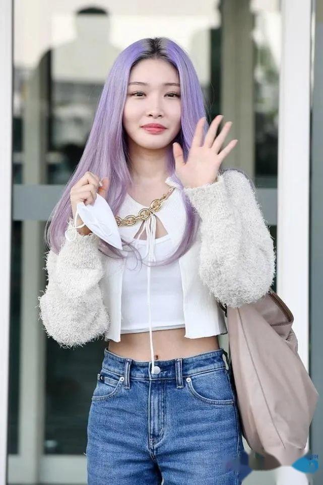 "穷哈"金请夏机场近照引热议:整容,妆容问题,还是瘦到脱相?