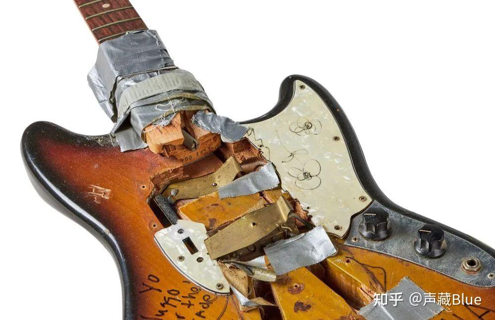 《blew》时遇到了它的制裁者,你可以看到柯本把这把漂亮吉他砸得面目