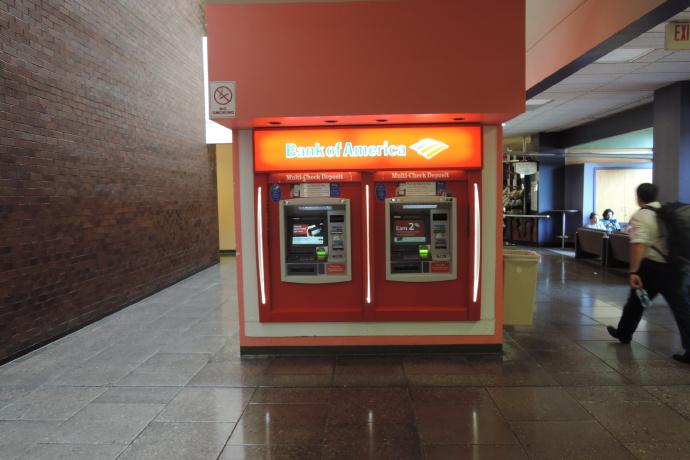 美国银行的atm机,学生可以取钱传说中的长廊,四通八达,从长廊就可以到