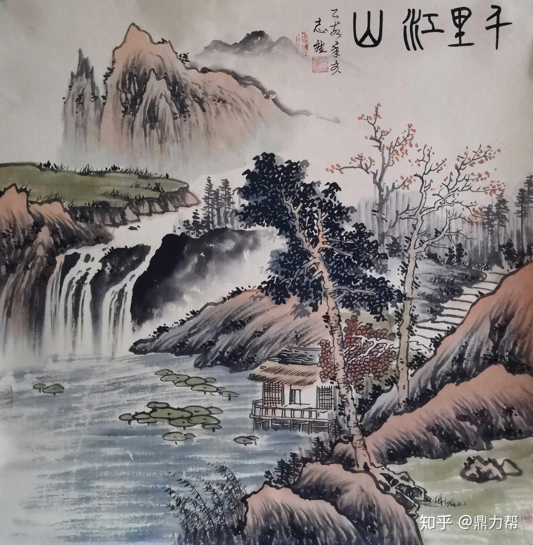 一幅江上行,远山朦胧,近水曼妙,松叠翠,桃映红,满目葱郁烟水茫茫,总