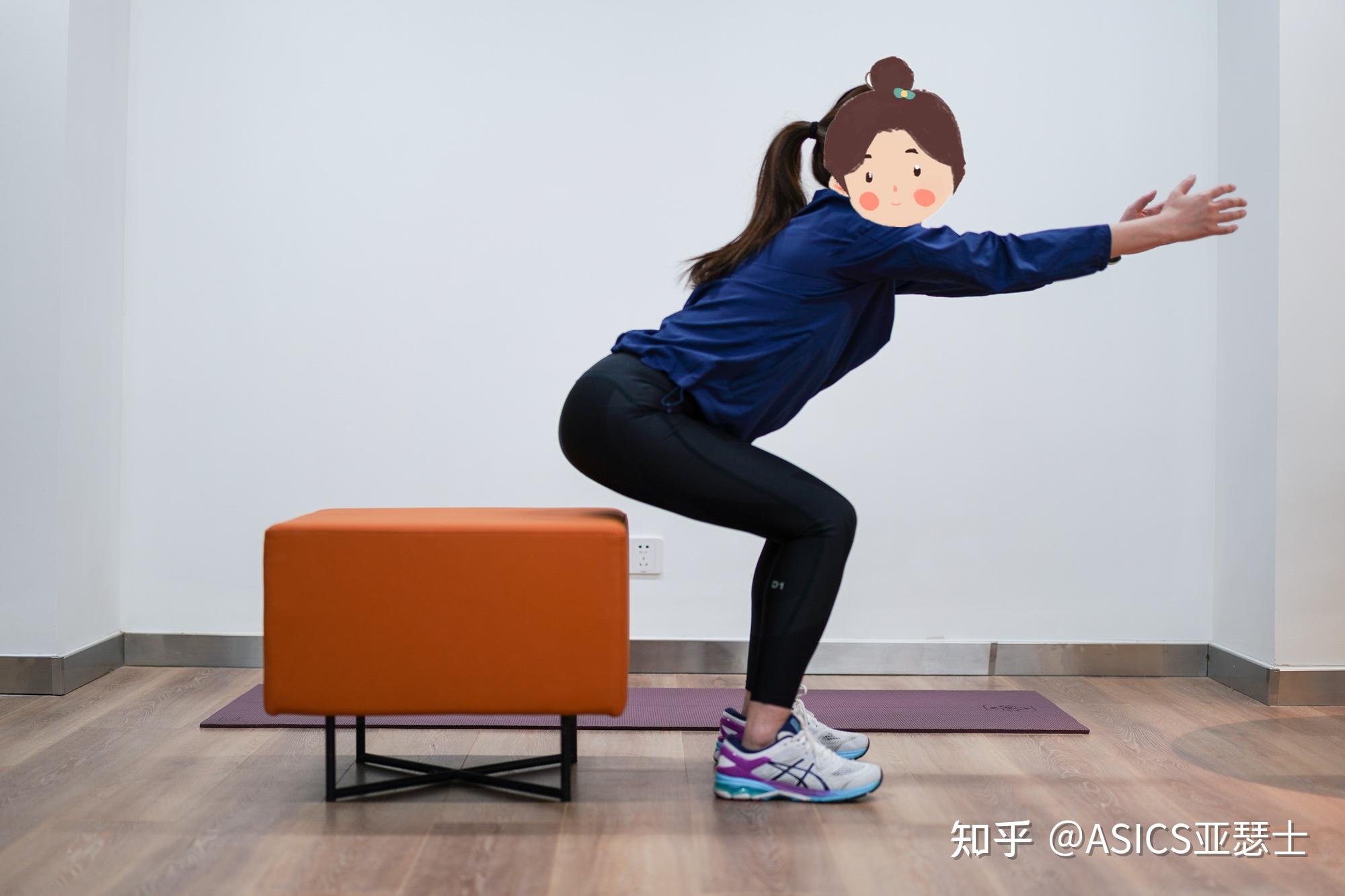 动作说明脱胎于经典的箱式深蹲动作,无负重相对来说不仅降低了对力量