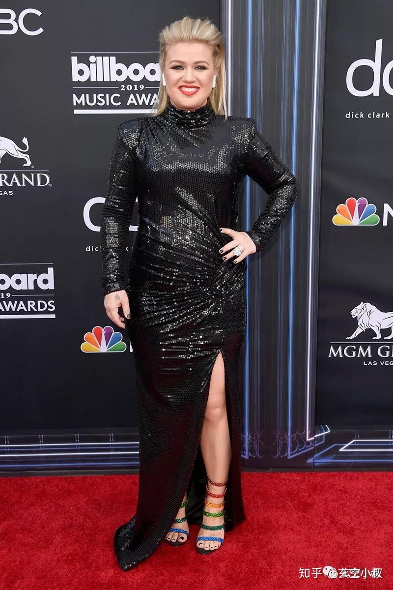 凯莉·克莱森(kelly clarkson)出席红毯时身着黑色亮片连衣裙,最让人