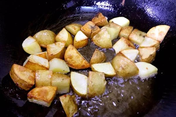 中火烧油,下土豆,炸到土豆边缘有点透明,部分区域发焦就可以了