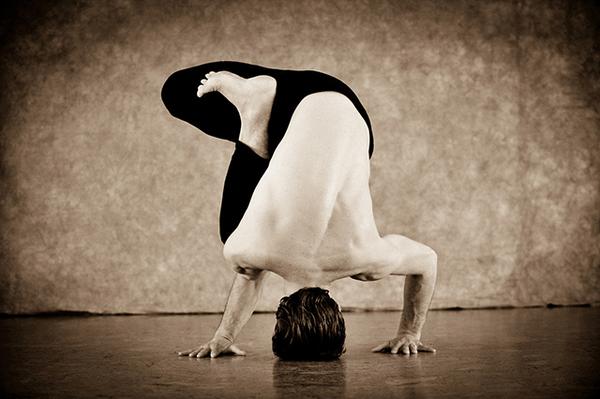 正位瑜伽侧公鸡式图解