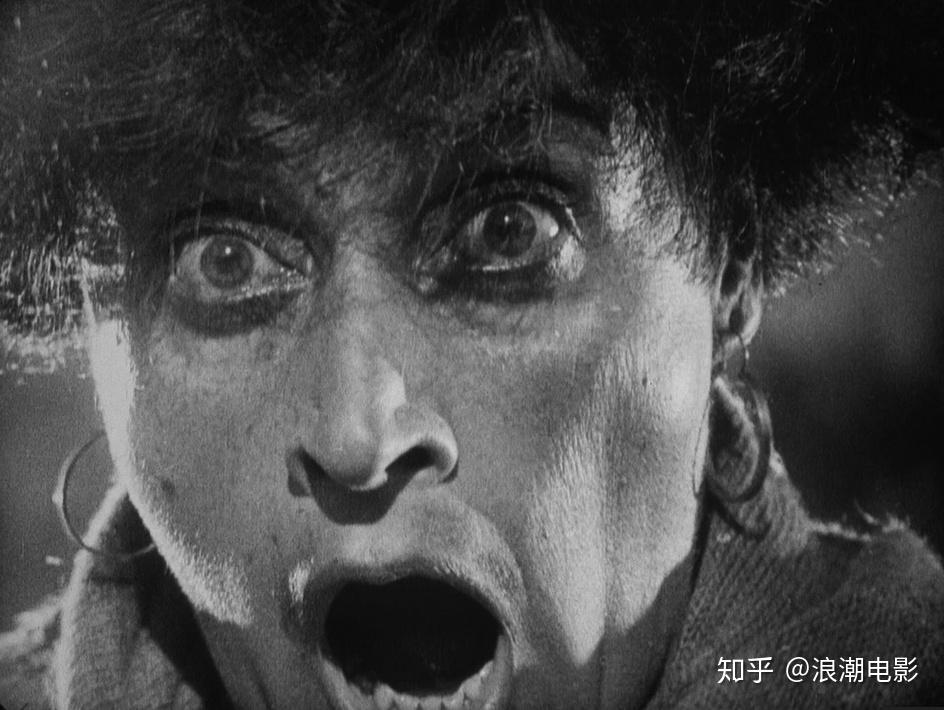 "敖德萨阶梯"段落中使用的技巧是杂耍蒙太奇,爱森斯坦曾经在所著文章