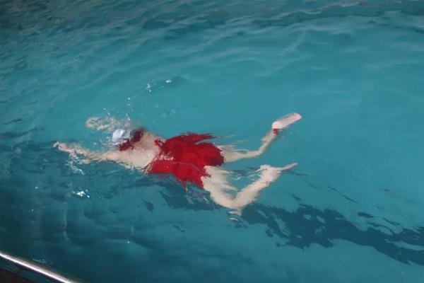 从扁片儿身材走向前凸后翘她的故事值得与你分享