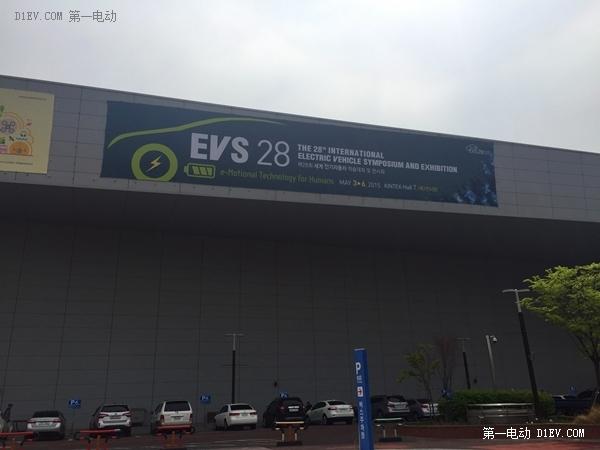 车行驶到邻近kintex国际会展中心的路段,evs28的绿色横幅和道旗已经沿