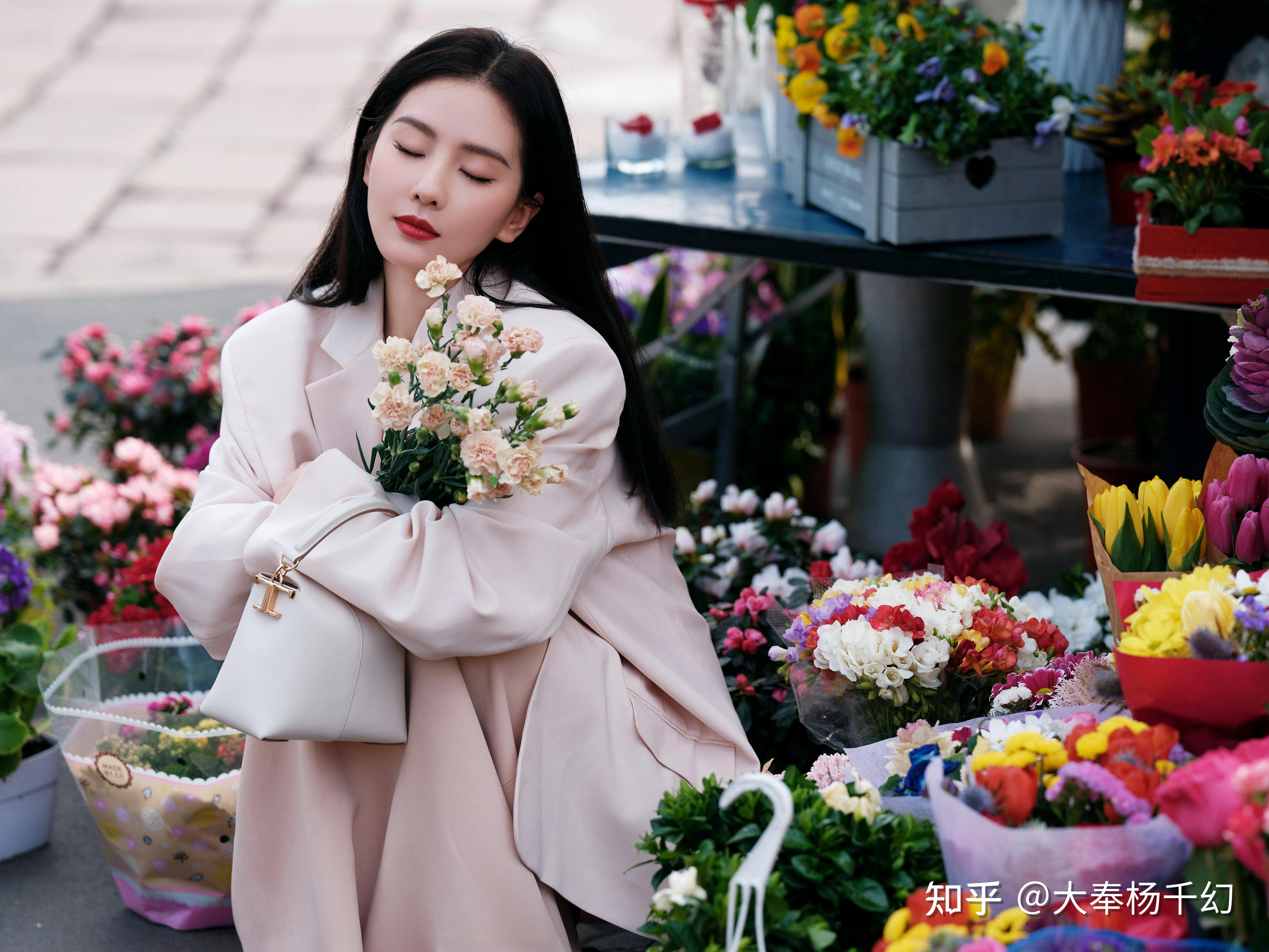 身穿西装手捧鲜花图片图片