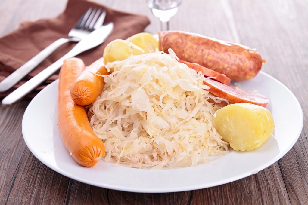 的美食中最为广为人知的是【酸菜腌肉香肠锅】,不仅位列法国国菜,更是