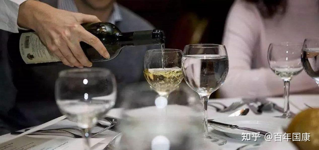 给别人倒酒时,对方“敲桌子”是什么意思?建议弄懂,免得出笑话 - 知乎