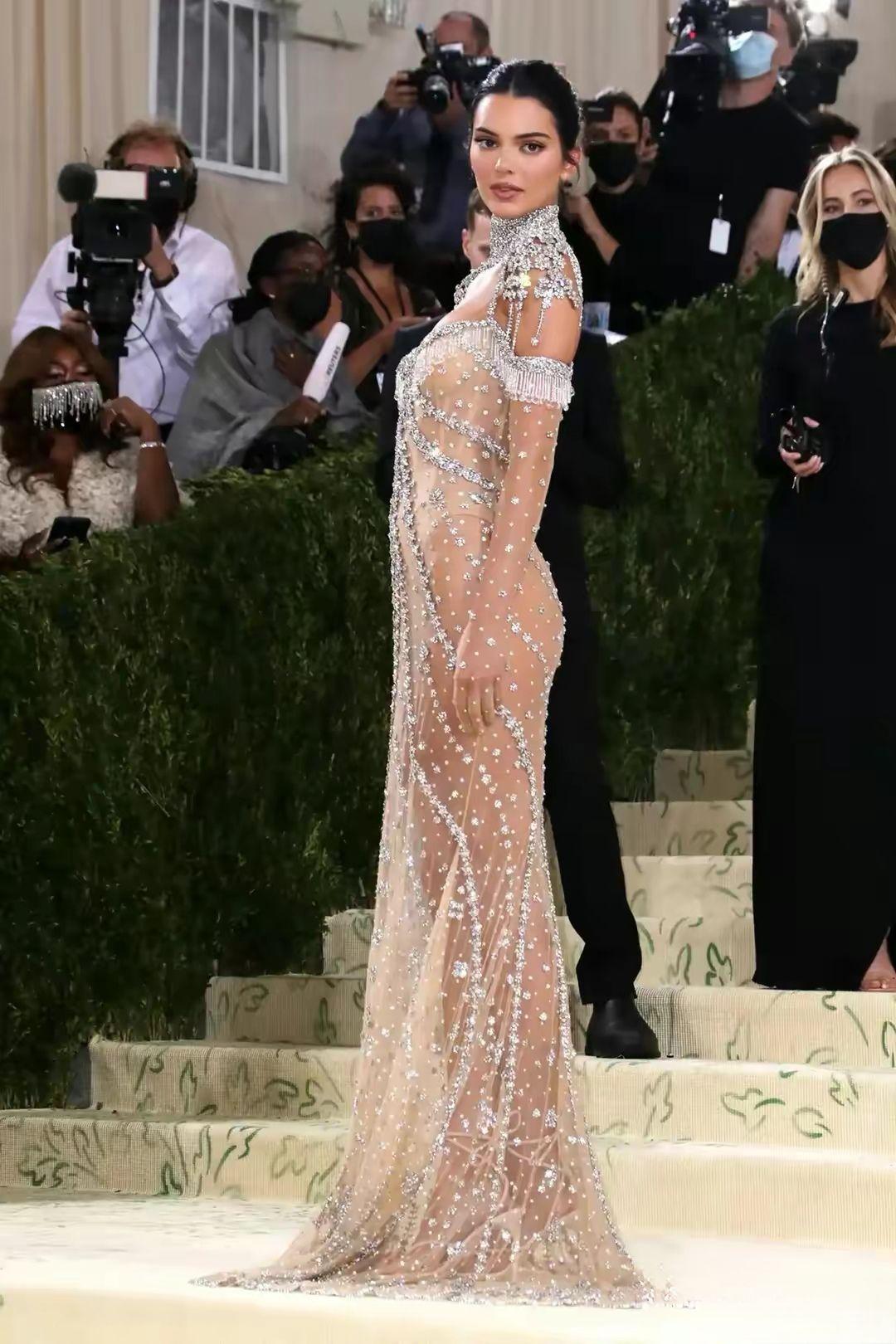 肯达尔·詹娜(kendall jenner)一袭givenchy镶嵌水晶透视装成为红毯上