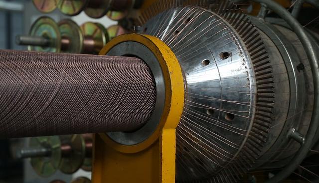 一种钢筋柔骨的管道hdpe钢丝网骨架管