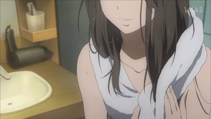 然后是姐姐的出场:但同时,短暂的强光打破了屋子里一成不变的镜头