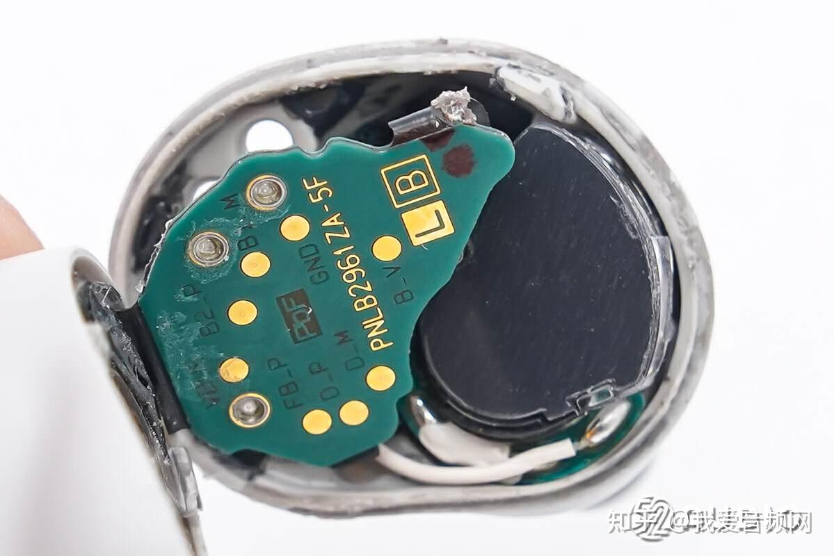 拆解耳机部分,沿合模线打开腔体.