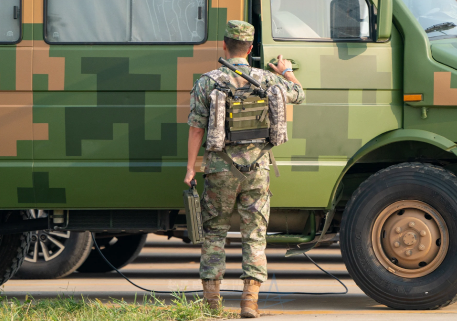 解放军单兵背负式103c超短波电台,遥遥领先俄军装备!