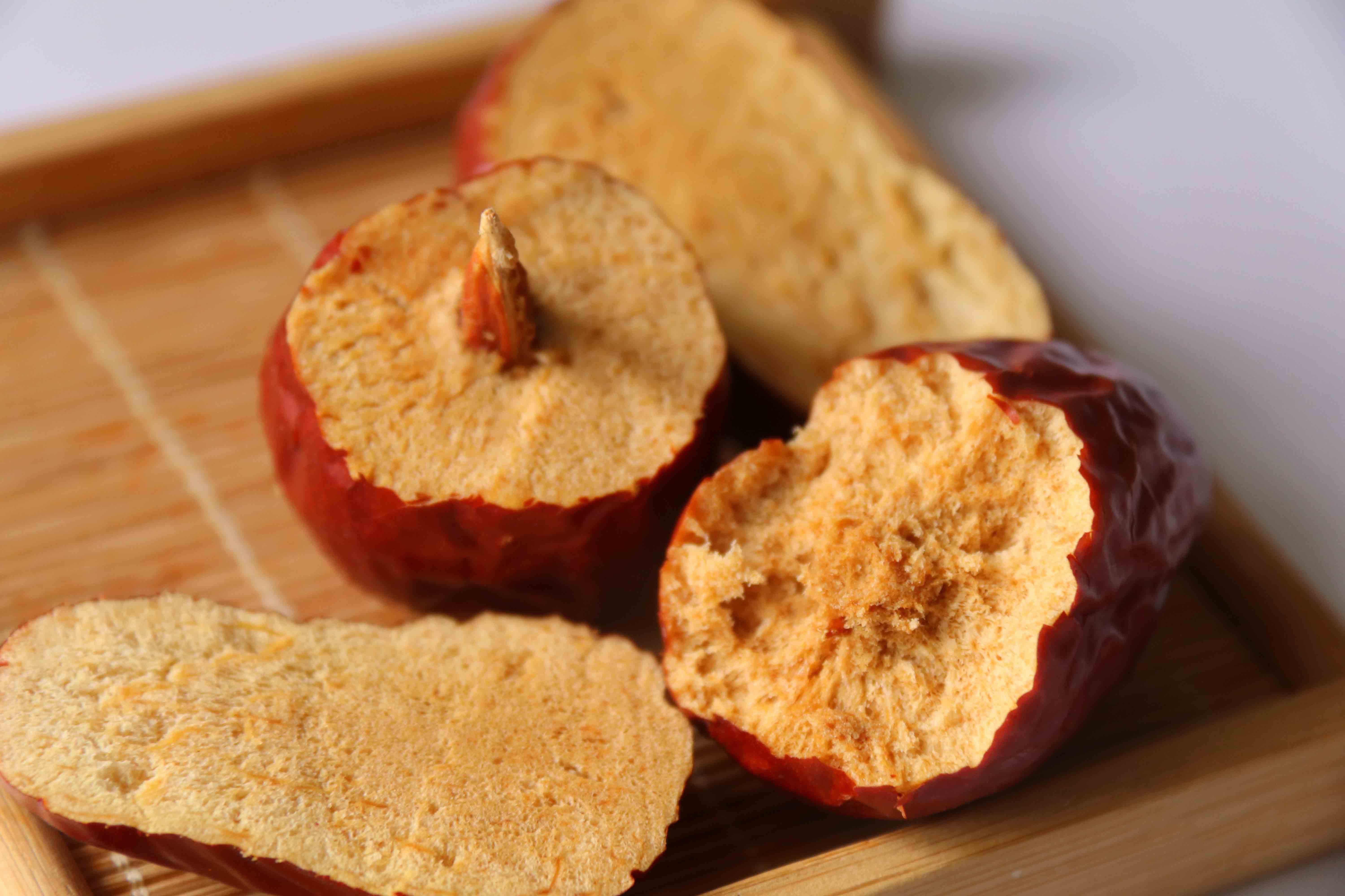 红枣含有丰富的维生素a,b,c等人体必须的多种维生素和18种氨基酸,矿