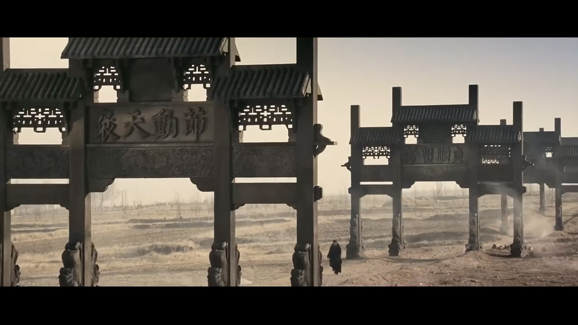 而守节的女性所立的门楼)接下来镜头在斗鸡游戏和攻城画面之间穿插,当