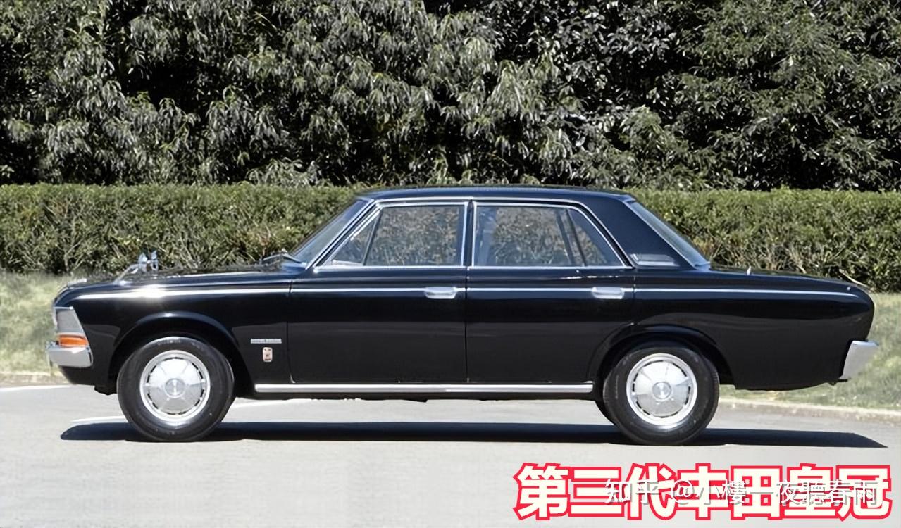 三代皇冠1967年推出,这代与上一代大致相同;豪华车型配备 2m(2.