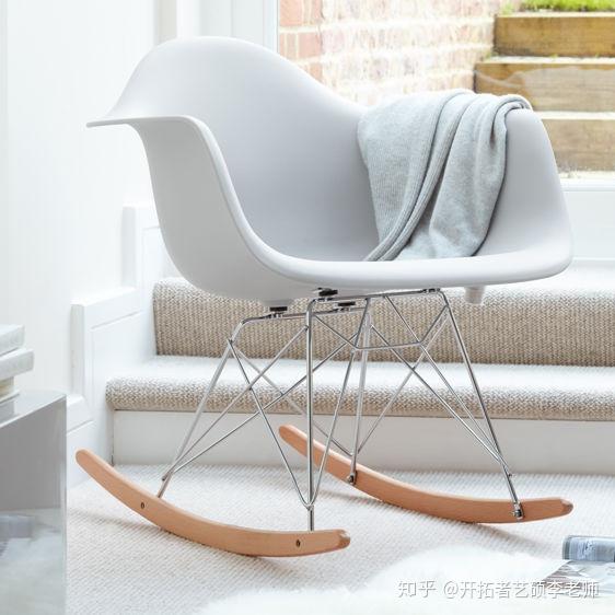 更多作品↘壳体椅系列,用玻璃和塑料作为主要材料,椅壳由强化玻璃钢制