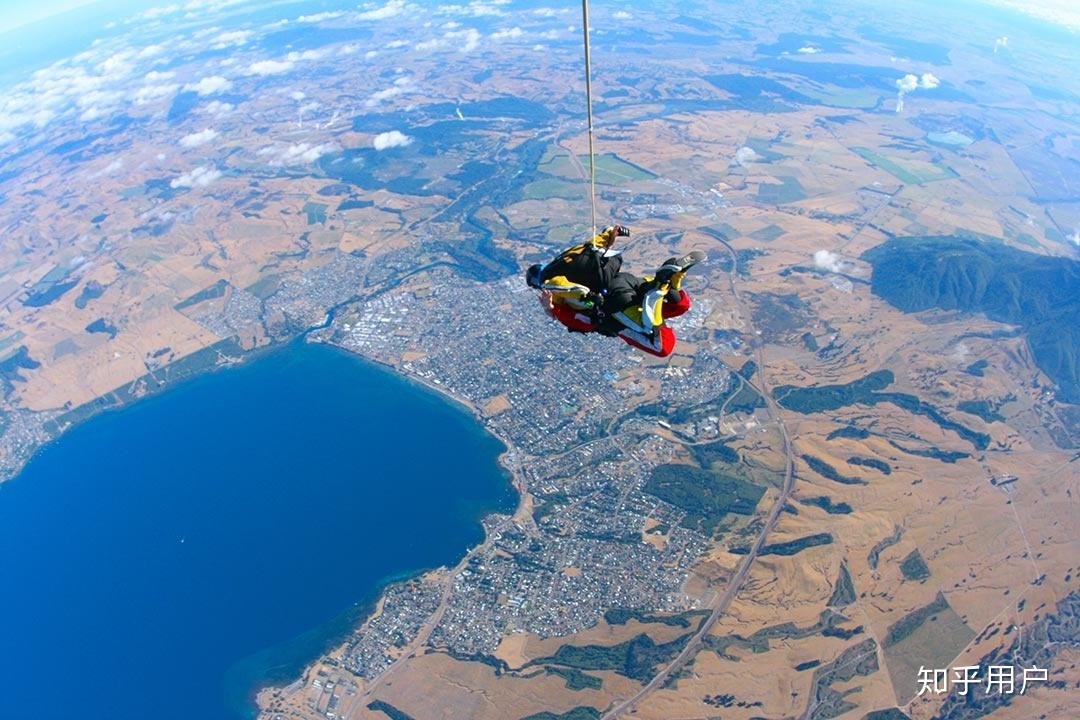 跳伞和蹦极哪个更令人感觉害怕?