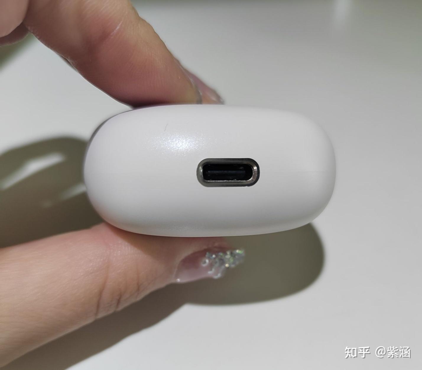 ikf 5代蓝牙耳机的充电仓带有双灯,一颗可以显示耳机状态,一颗可以