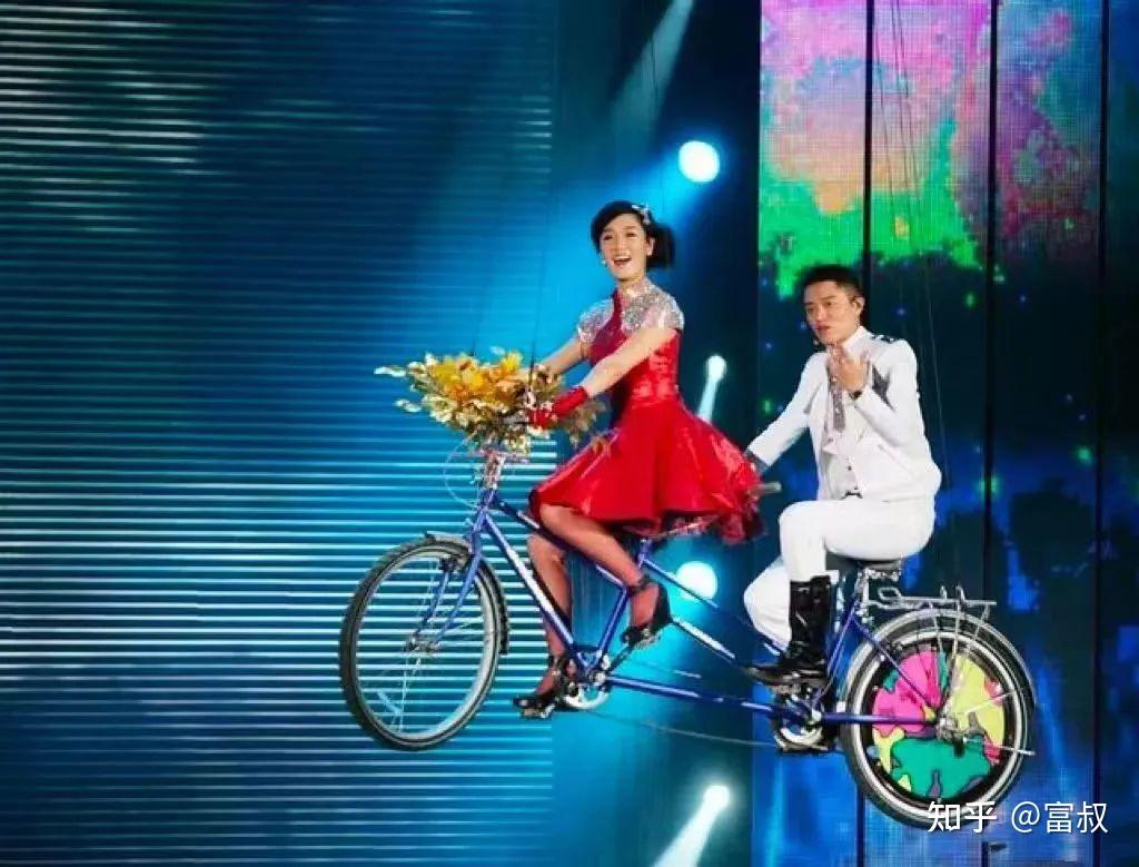 曾被嘲"土味"的凤凰传奇,坚持五五分账25年,这对组合到底藏得有多深?