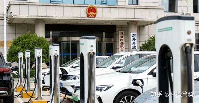 命令来了,没有任何讨价还价的余地:党政机关、公立学校、医院,甚至是政务大厅,哪怕地方再挤,也得按规定把充电桩立起来,还得对外开放。