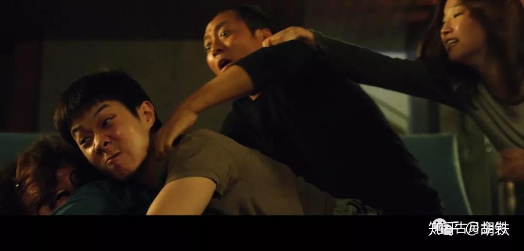 摸爬滚打……在涉及生存的考验面前,他们像被照妖镜罩住的精细鬼伶俐