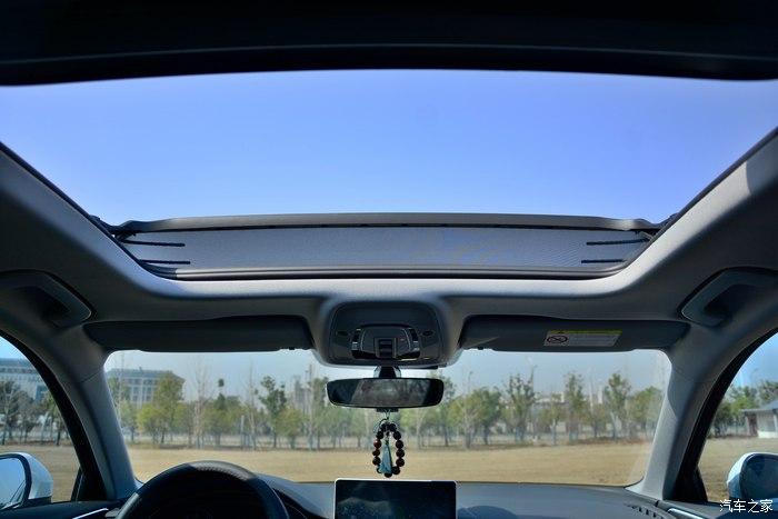 19款a4l进取型增配了硕大的全景天窗,在换气和赏景方面很是不错.