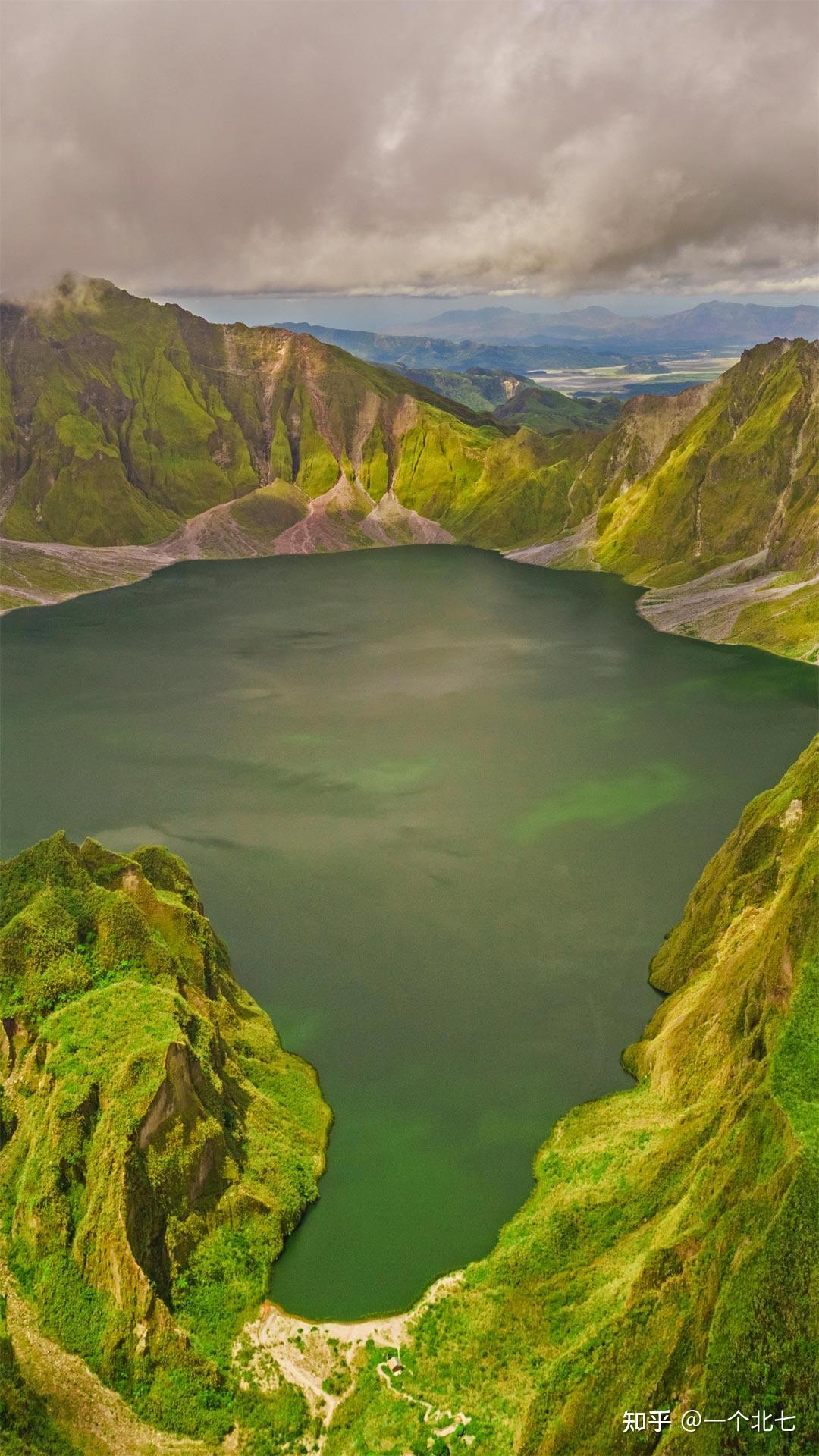 鸟瞰皮纳图博火山湖和山脉,菲律宾波拉克