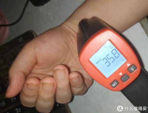 但这样描述感觉不够精确,于是去借了个9v红外线测温枪来测测……此时