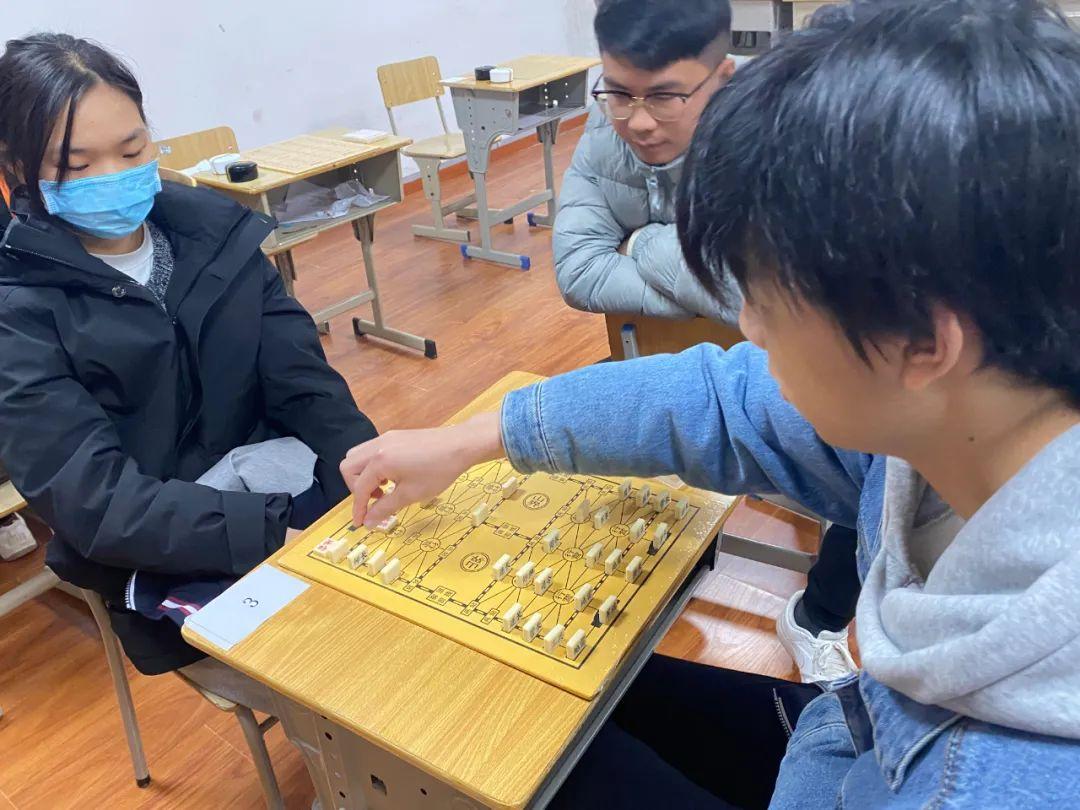 军棋比赛活动的开展不仅使同学们形成善思,沉着的处事态度,更为学生的