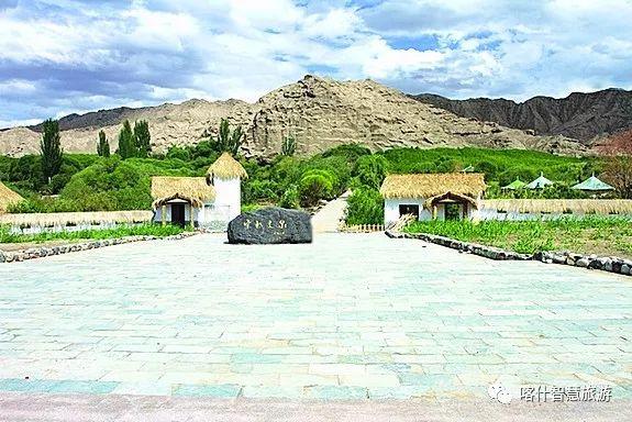 林木茂密,绿草如茵,马兰花竞相绽放,是人们避暑休闲,旅游观光的绝佳