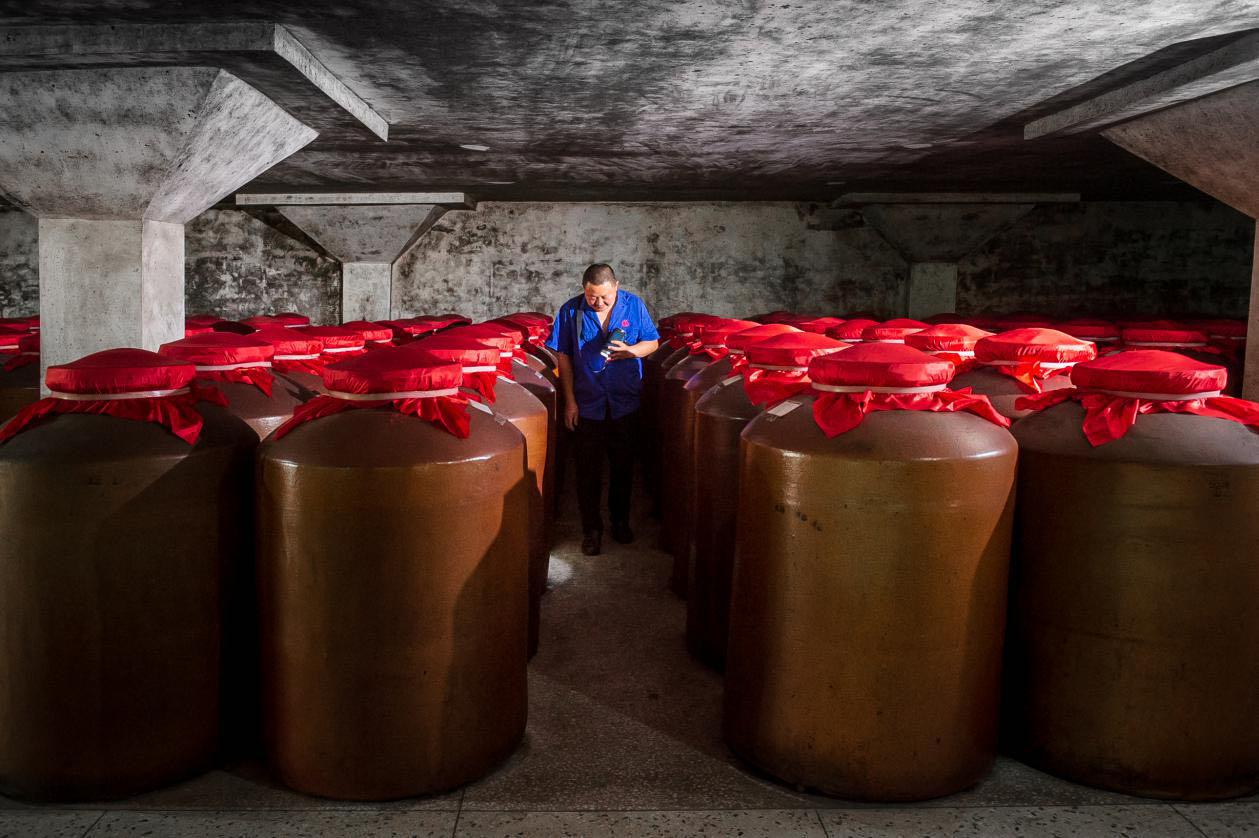 同样是蒸馏酒,为什么洋酒是琥珀色而白酒是透明色? - 知乎