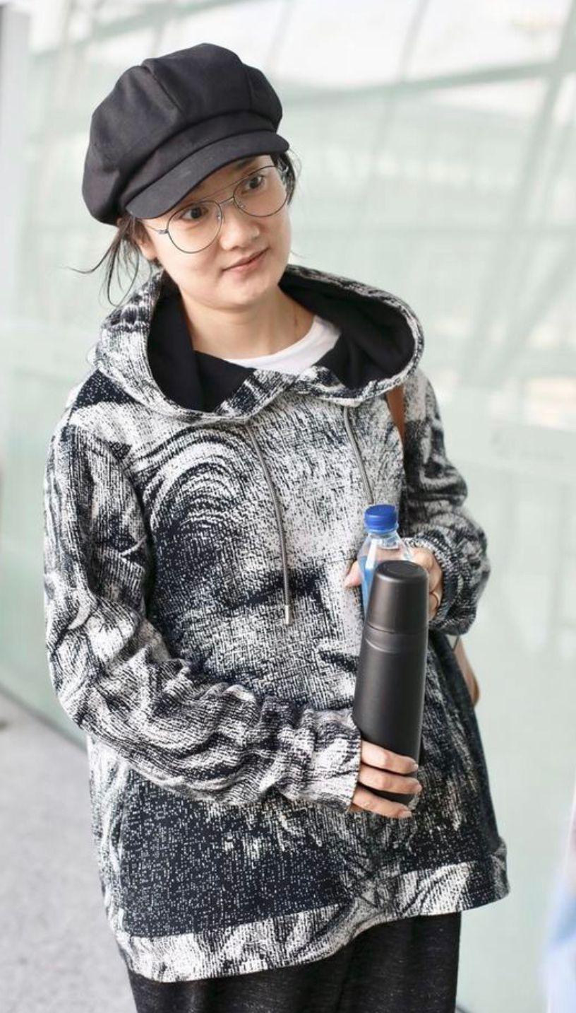 凤凰传奇玲花走机场素面朝天手拎保温杯中年女人真实模样