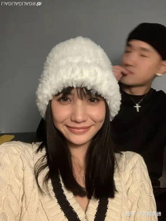 gali在昨天凌晨官宣了恋情,狠狠地秀了一波.