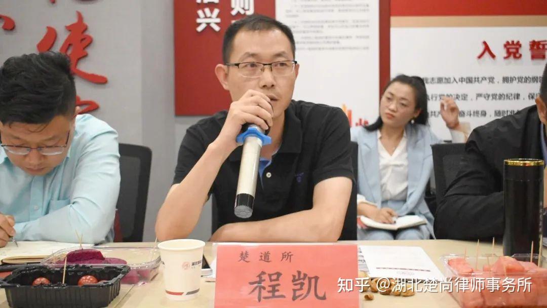 是驻足回望,展望未来,找到自己薄弱的环节和弱点,然后更好地向前发展