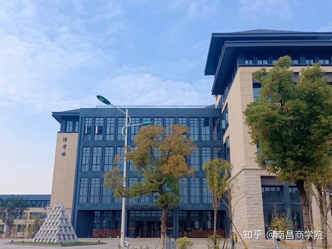 明道楼,她说阐明治道是老师的准则严肃安静是我的日常但这并不是呆板