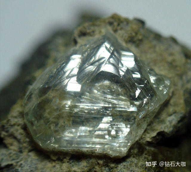 钻石原石放大表面特征图片