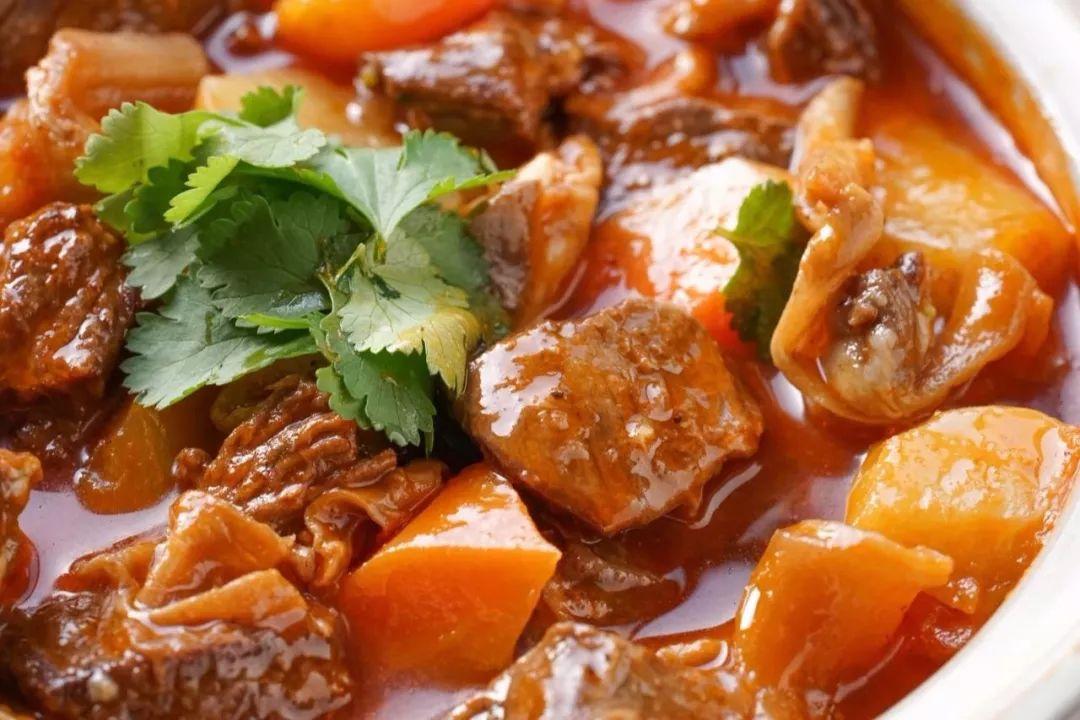 奇妙组合带来的美食之旅蒙品通带您做啤酒牛腩煲