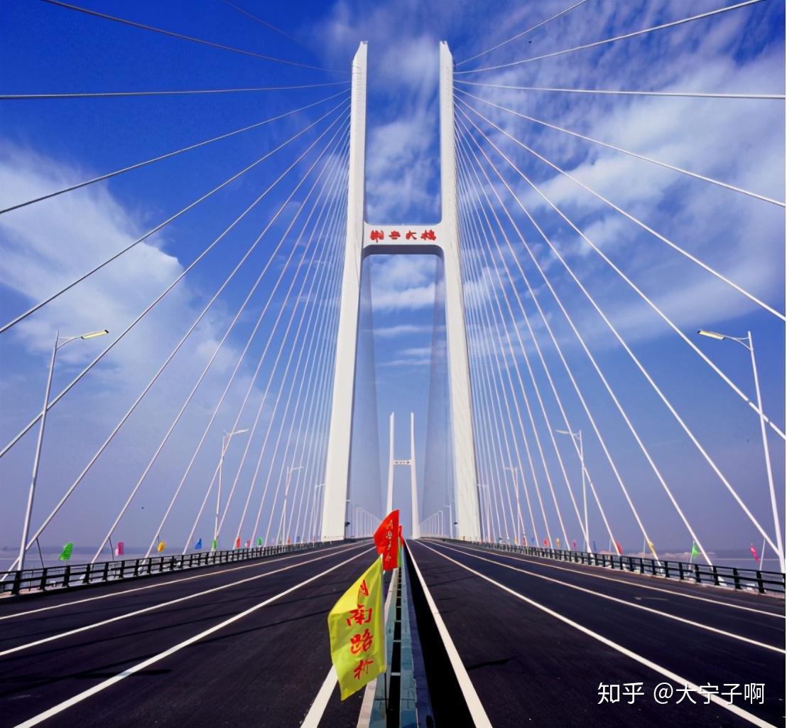 荆岳大桥通车结束大桥两岸民众百年隔江相望的历史,有效改善长江中游