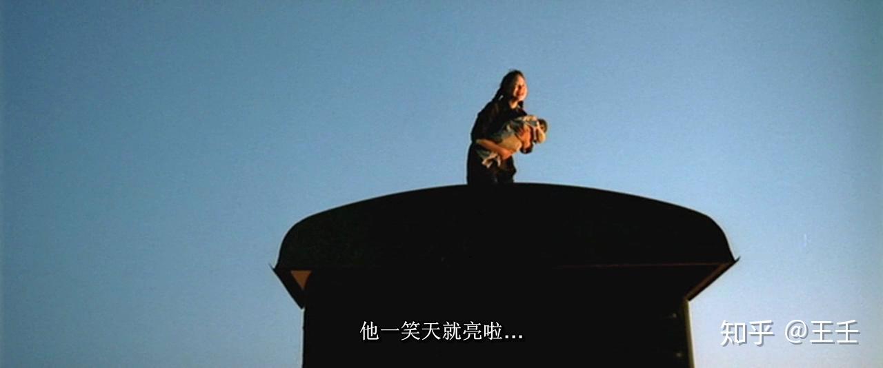 故事到了最后,我们看到疯妈在抱着孩子大声的说:阿辽沙,别害怕,火车在