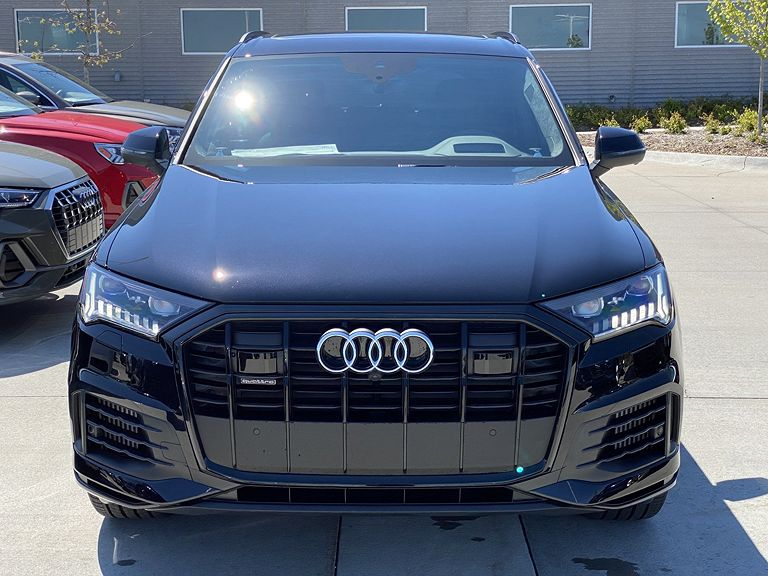 2020款奥迪q7运动大气的风格非常讨年轻人喜欢