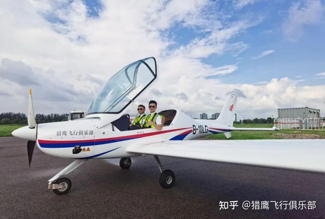北京平谷石佛寺机场飞行教员和会员开车前安全检查图为北京金海湖飞行