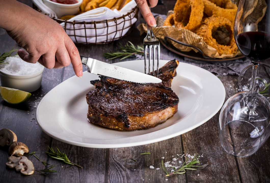 眼肉牛排沃夫冈的带骨肉眼牛排,一直颇受饕客喜爱.