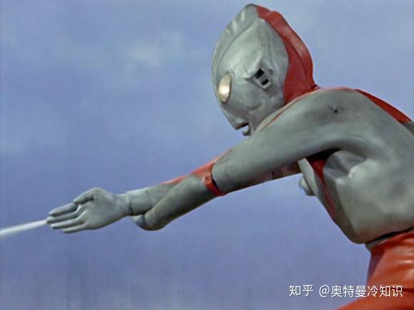 奥特水流在高速奔跑的情况下快速用手刀痛击吉拉斯,击中时发出白色