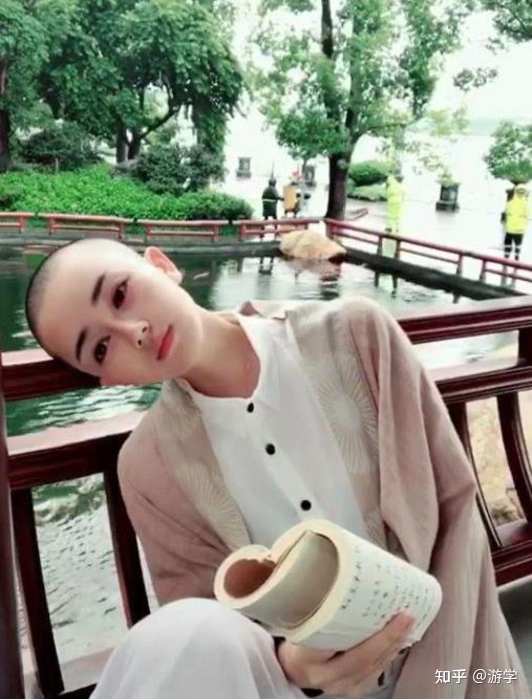 山花子玉指翻书在岸边